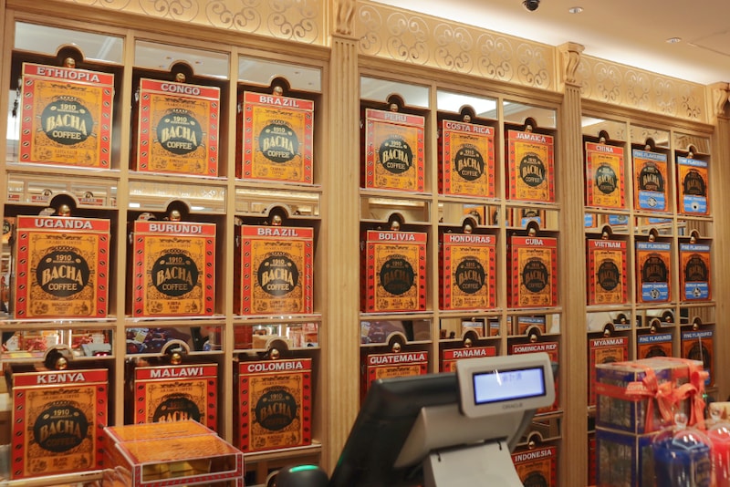 Bacha Coffee内装、壁面にはコーヒーが並ぶ