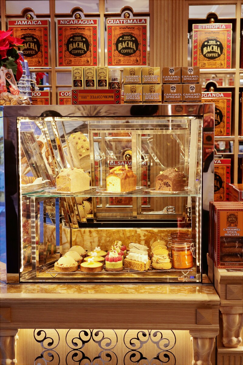 Bacha Coffeeのショーケースに並ぶケーキ