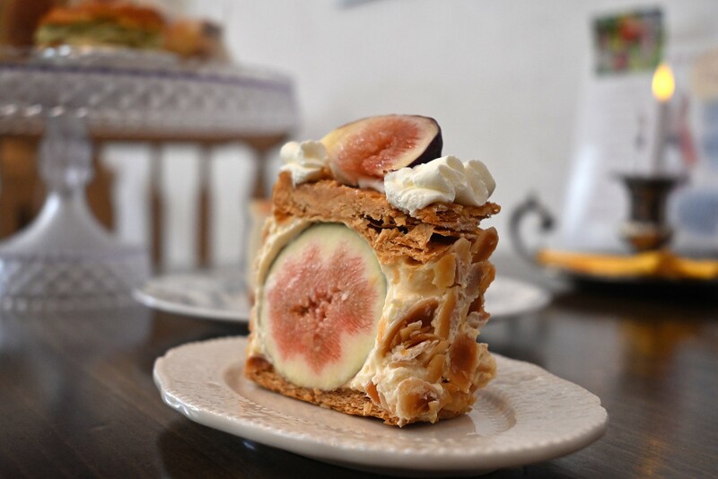 【兵庫・川西能勢口】若きパティシエールの真っ白なキャンパス「café de n’arion(カフェ ド ナリオン)」で出会う季節パフェと焼き菓子の物語