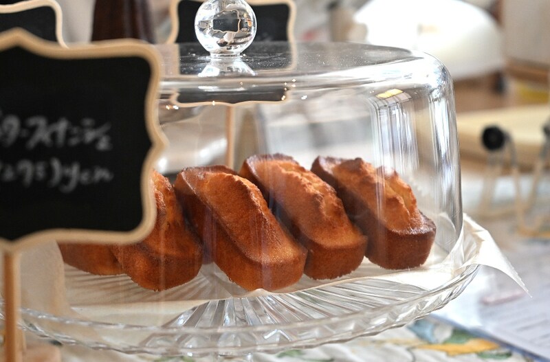 【兵庫・川西能勢口】若きパティシエールの真っ白なキャンパス「café de n’arion(カフェ ド ナリオン)」で出会う季節パフェと焼き菓子の物語