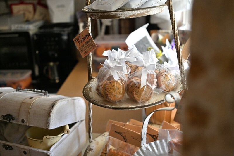 【兵庫・川西能勢口】若きパティシエールの真っ白なキャンパス「café de n’arion（カフェ ド ナリオン）」で出会う季節パフェと焼き菓子の物語