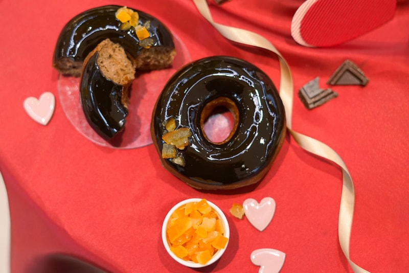 クリスピー・クリーム・ドー ナツの2026年バレンタイン。 “可愛い”から“大人のショコ ラ”へ進化した贅沢ドーナツ