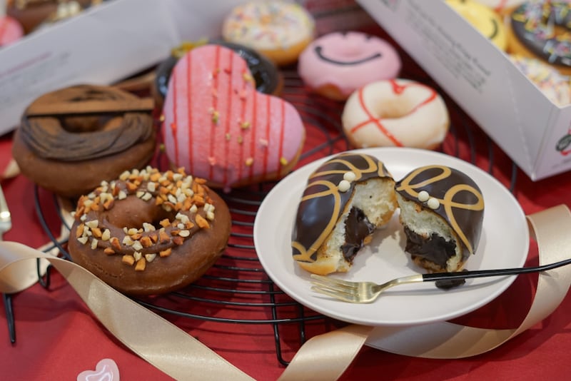 クリスピー・クリーム・ドー ナツの2026年バレンタイン。 “可愛い”から“大人のショコ ラ”へ進化した贅沢ドーナツ