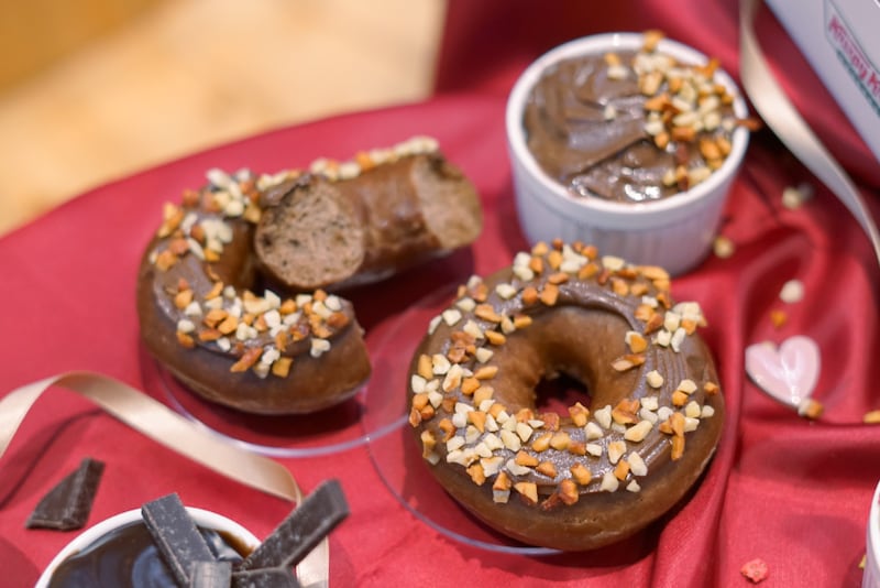 クリスピー・クリーム・ドー ナツの2026年バレンタイン。 “可愛い”から“大人のショコ ラ”へ進化した贅沢ドーナツ