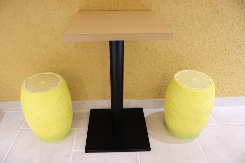 レモンモチーフの椅子