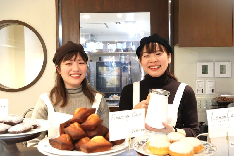 販売員の中岸優さん（右）とパティシエの高橋杏菜さん（左）