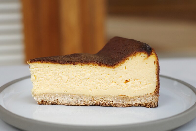 OYATSUYA SUNの「焼き菓子屋のバスクチーズケーキ」の断面