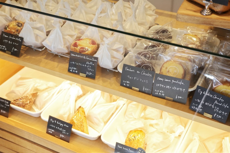 OYATSUYA SUNのショーケースに並ぶ焼き菓子
