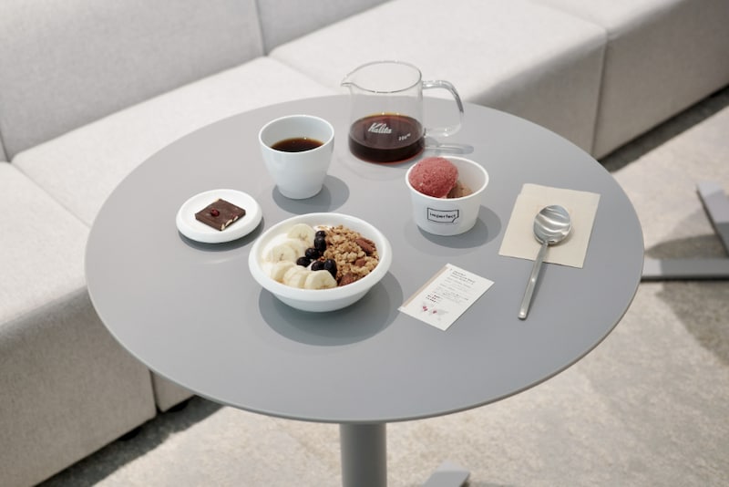 東京・丸の内に新たなカフェスポット。サステナブルなコーヒーとお菓子を味わう「imperfect MARUNOUCHI ROASTERY」