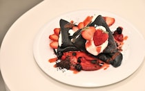 【新店】大阪・なんばパークスに「rocks cafe」がオープン！真っ白な空間に映える“漆黒のクレープ”と、こだわり抜いた軽×もち食感に注目