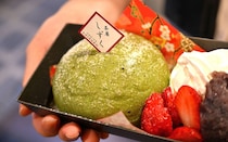 大阪・なんばの新定番！？自社農園の“オーガニック抹茶”が主役。「茶屋 しずく」の新感覚の食べ歩きスイーツ「ふかしパウン」に注目