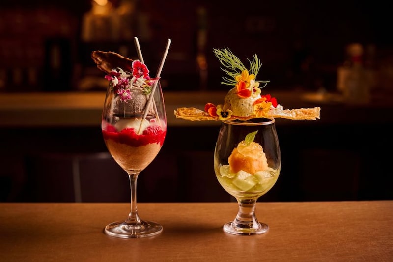 花をまとった美しい一杯。ワイングラスで味わう大人のフラワーパフェ | Journal Standard DINING(新宿)
