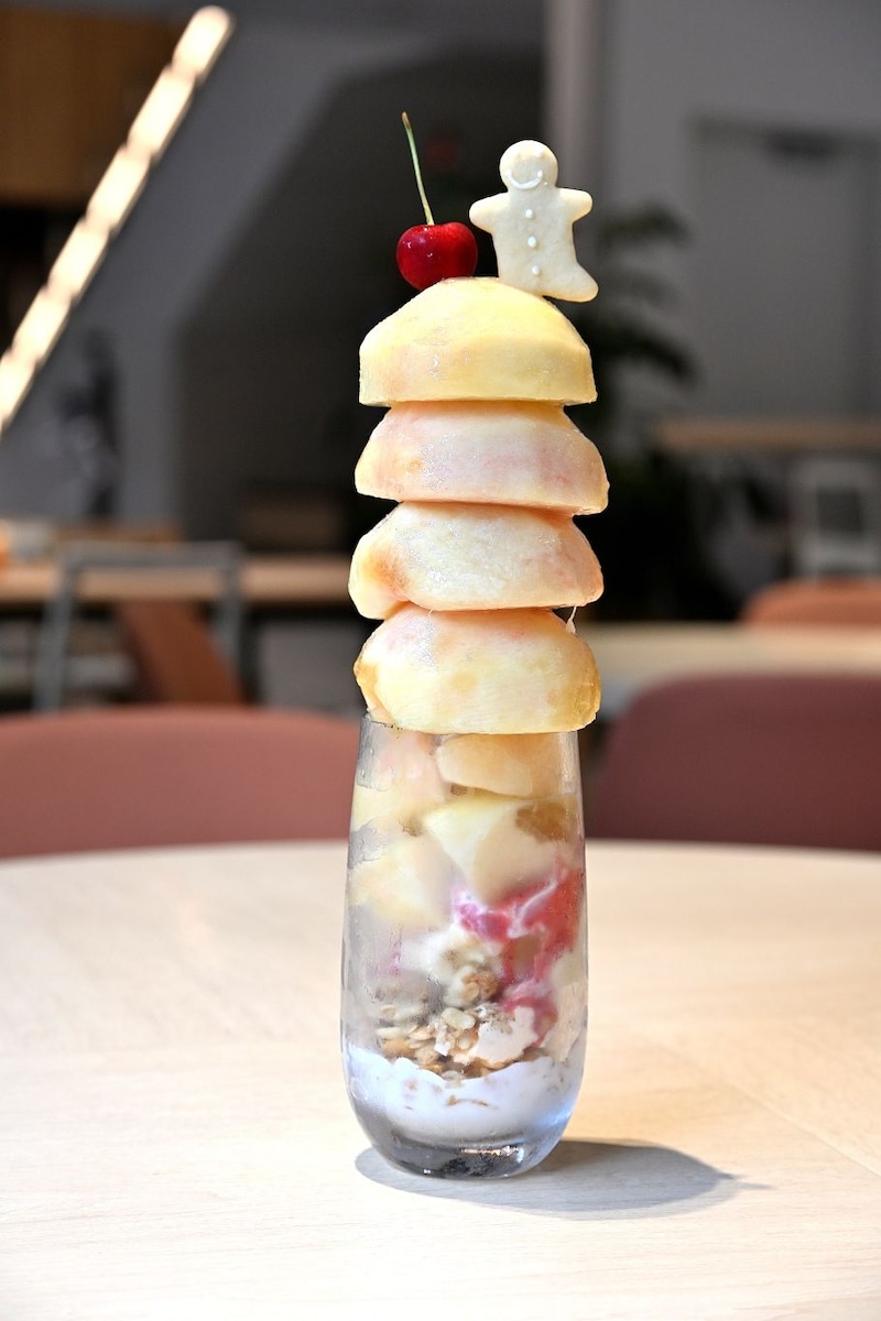 フルーツカフェひかりの桃パフェ