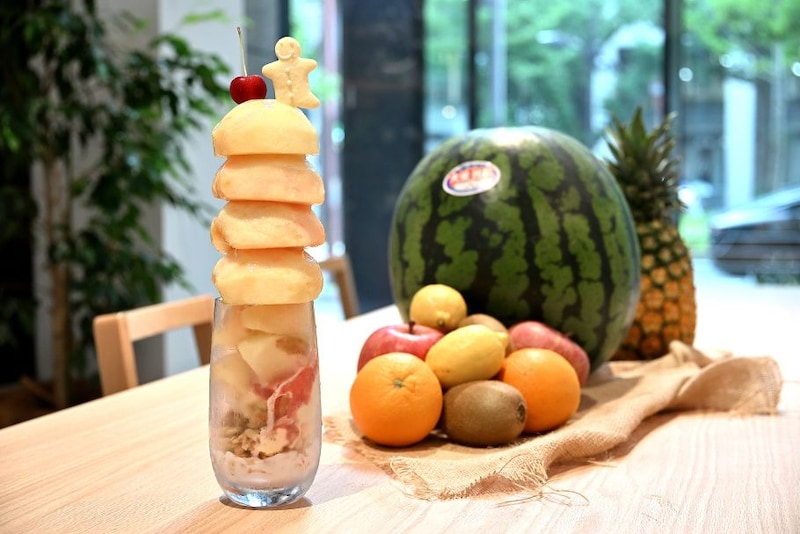 フルーツカフェひかりの桃パフェ