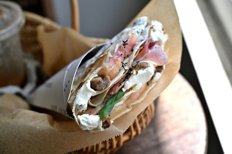 CAFFÈ CRESPELLEの桃クレープ
