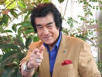 【芸能クイズ】難易度高い!? 藤岡弘、の「直筆メッセージ入りマグカップ」に書かれている四字熟語は？（難易度★★★★☆）