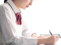 LINEの誤爆で思い出す、中学時代の“ある事件”。女子同士の「手紙回し」にあった残酷な一面