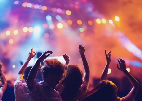 何十万の出費も…貢ぐ女性は注意! 夢追い男子の“応援要請”が年末に増えるワケ