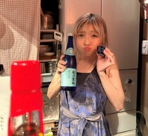 花より饅頭のストリッパーが恋する乙女に？ SNSで毎日見てます…♡