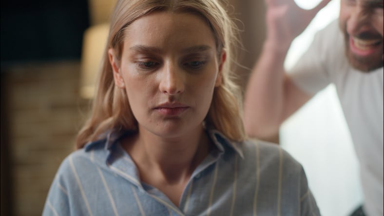 「お前は犬以下だな」夫のモラハラ発言が耐えられない！ 40歳妻がそれでも離婚を拒む“打算的な”事情