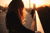 「完全に重い女でした」46歳女性の懺悔。“お守り代わり”が男性を激怒させ…愚かさが招いた最悪の結末