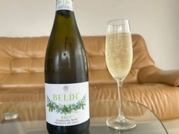 【2025年人気記事】ファミマの名酒”ファミマルの泡”にコスパ最強の辛口が仲間入り！ 控えめに言っても神すぎるワインに歓喜