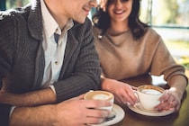 「告白」するのは日本だけ？ 海外カップルに聞いてみた。付き合う前の“見定め期間”やキスは当たり前！