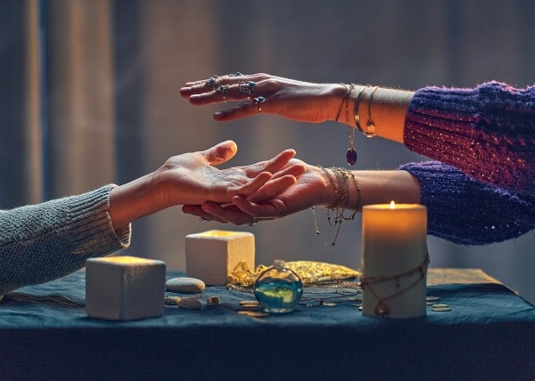 占い師は50代の「結婚したい」にどう返す？ 実は安心させる“お決まりワード”がある