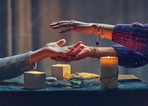 占い師は50代の「結婚したい」にどう返す？ 実は安心させる“お決まりワード”がある