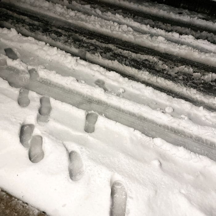 ひとりきりの楽屋で、ドアに挟まれた不在連絡票に震える夜。私って自意識過剰？