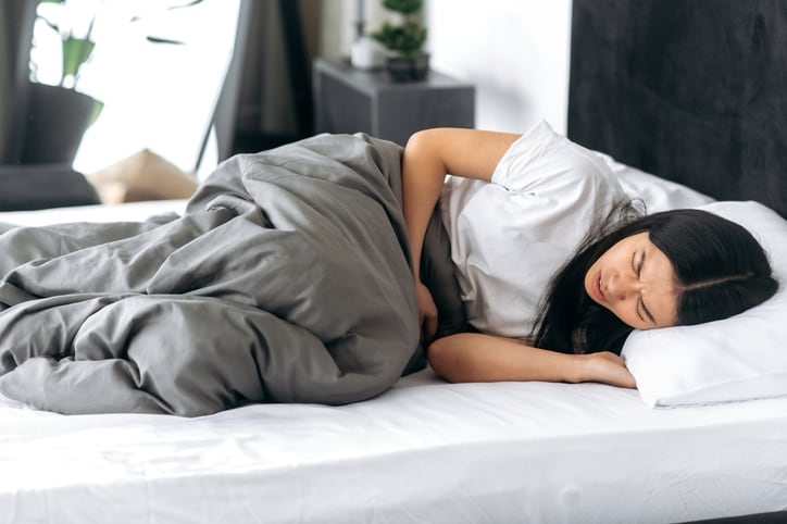 生理痛、しんどさマシマシです…。痛みを悪化させる３つの習慣。そのスイーツ、ちょっと待った！【医療従事者監修】