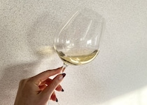 ファミマさん、採算とれてます？ 598円の“最強コスパ”家飲みワインがヤバすぎてリピ買い決定♪