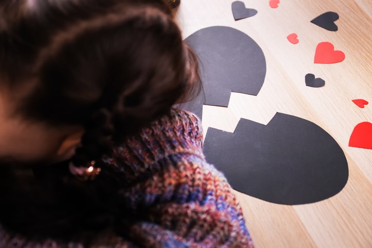 別れるんじゃなかった！ “しょうもない理由”でフッた女の後悔エピ４選。忙しい彼に即レス求めてごめん…