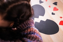 別れるんじゃなかった！ “しょうもない理由”でフッた女の後悔エピ４選。忙しい彼に即レス求めてごめん…