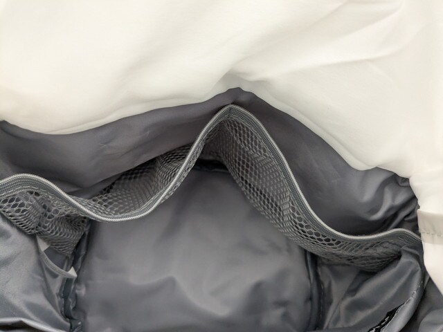 メッシュポケット付きの収納スペース