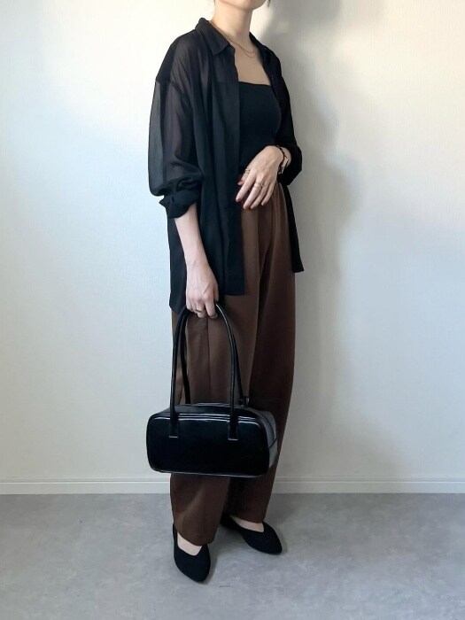 UNIQLOのブラックの「シアーシャツ」