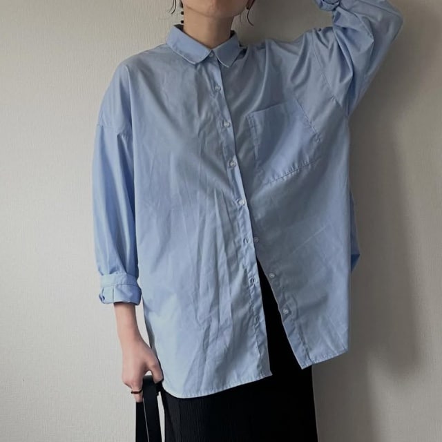 UNIQLOのブルーの「コットンシャツ」