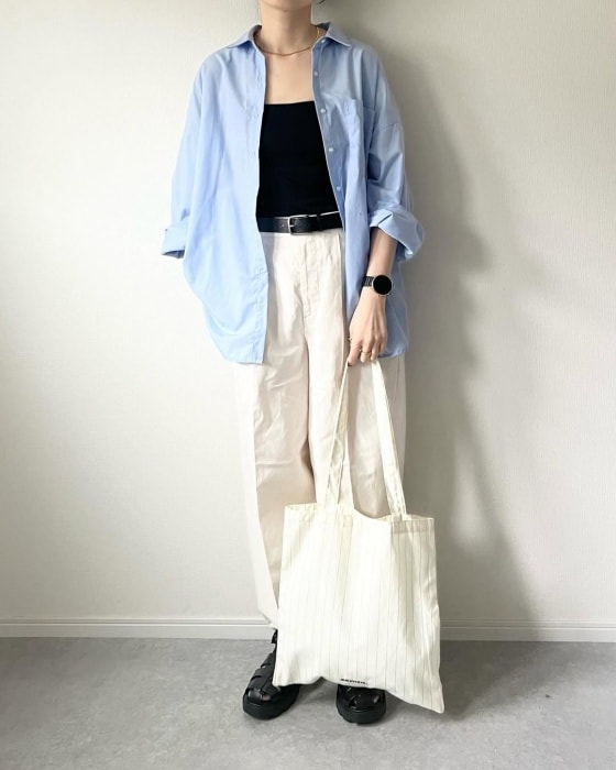 UNIQLOのブルーの「コットンシャツ」