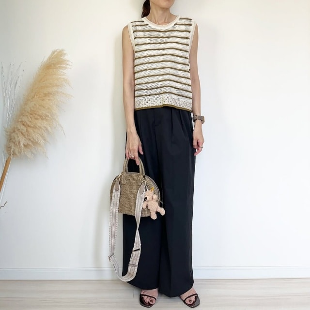 GUのブラックの「ベルテッドワイドパンツ」 