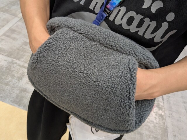 ボアミニボストンのポケットに手を入れている