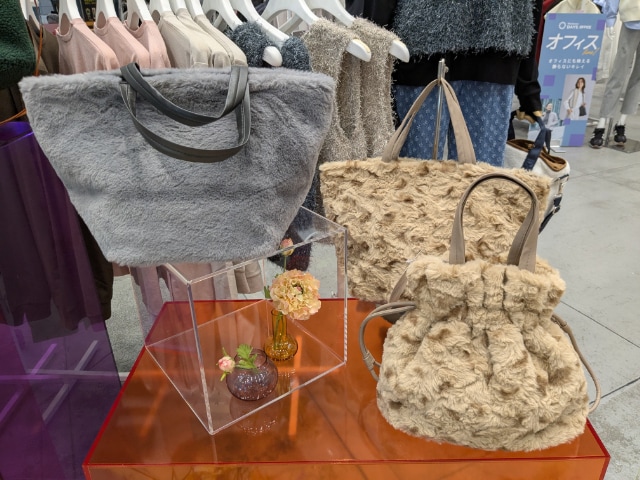 ファー素材のトートバッグと巾着バッグ