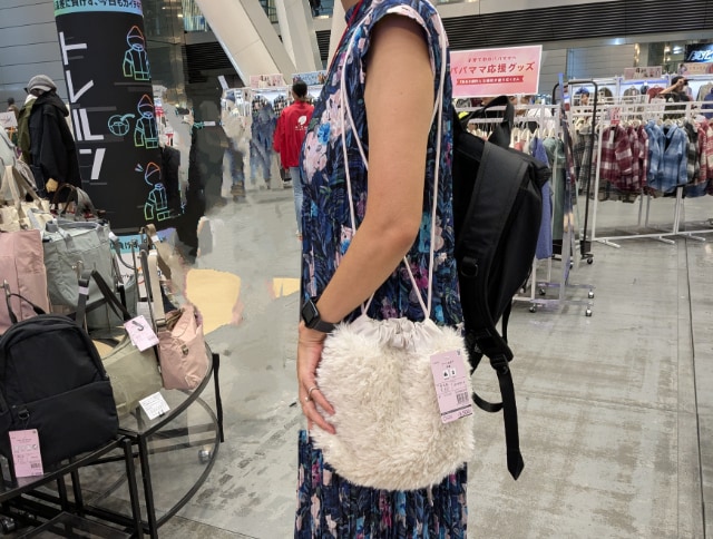 フードルボアを肩がけしている