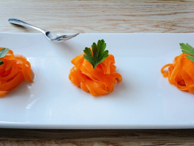 海外で大バズり！「キャロットリボンサラダ」の作り方