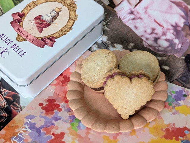 ALICE BELLE 美ーガンバターサンドの缶とハート型クッキー