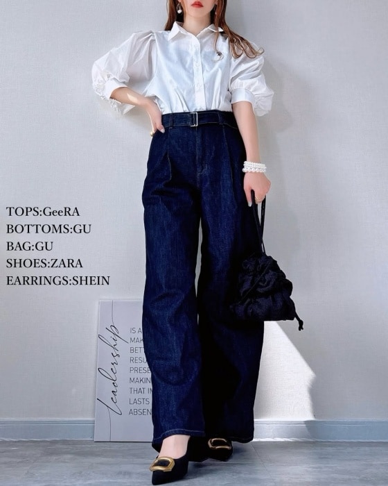 GUのネイビーの「ライトデニムベルテッドワイドパンツ」
