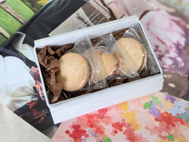 缶の中に個包装で並ぶ美ーガンバターサンドの中身