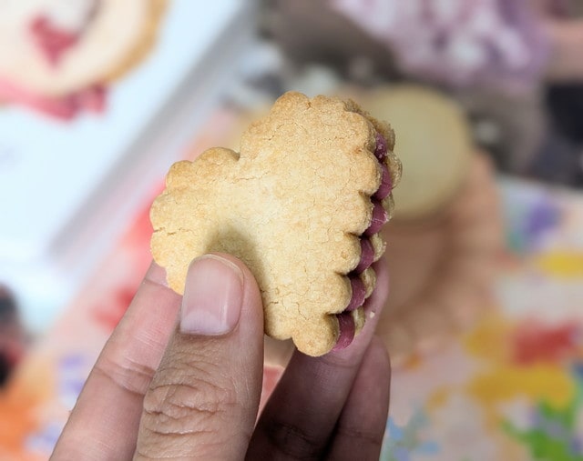 ハート型の美ーガンバターサンドを手に持ったアップ