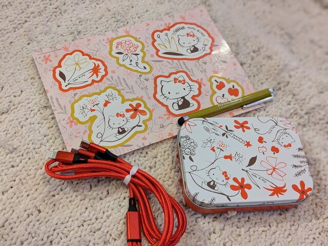 缶ケース・タッチペン・マルチケーブル・ステッカーが並んだ付録4点セット