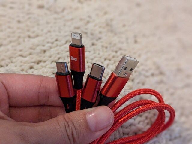 USB-AとLightning・Type-C・microUSBに分岐した赤い編み込みケーブル