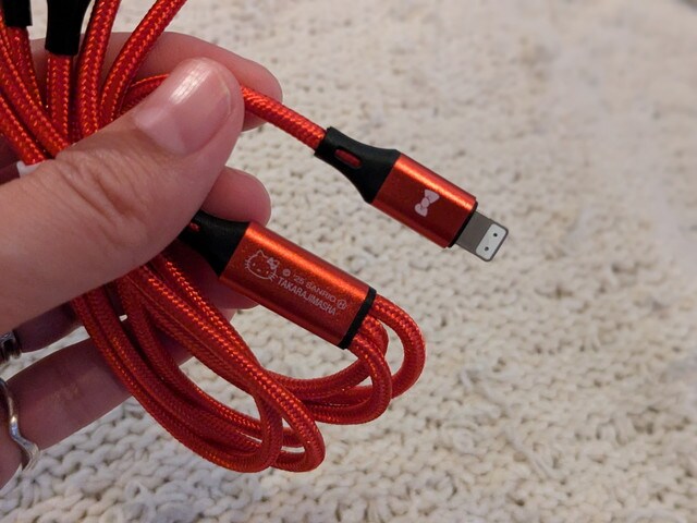 ケーブル金属パーツに刻まれたキティのリボンアイコンと表記